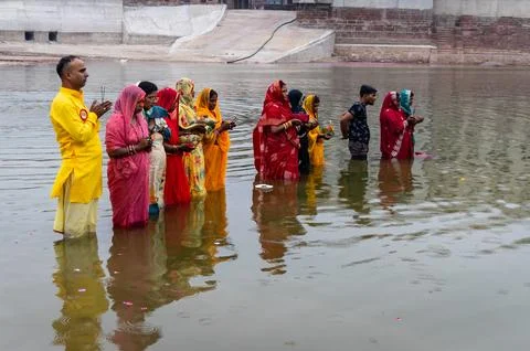 Devotees Performing Chhath Puja Prayer Standing In River During Sacred Hind.. Stockfoto's