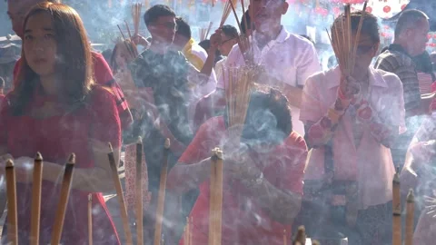 Devotees pray with sincerity at temple during chinese new year. Видео 132756579