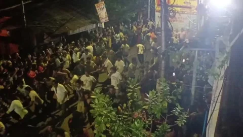 Devotees Pulling Giant Hindu Idol Chariot At Night Festival Vídeos de archivo 334591667