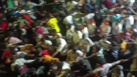 Devotees Pulling Heavy Ropes During Traditional Religious Rath Procession Vídeos de archivo 334592290