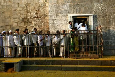 Devotees in queue to enter the temple for the darshan of lord Khandoba at ... Stock Photos