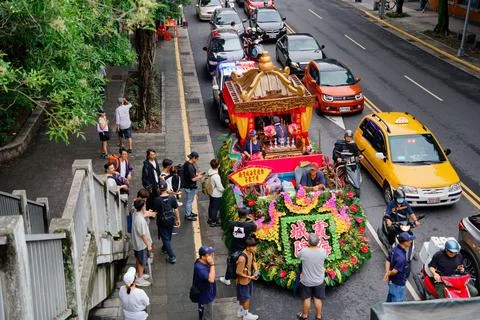 Devotees queue near deity sedan chair float at Taipei temple parade 写真素材