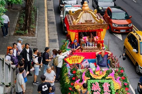 Devotees Queuing Beside Xia-Hai City God Flower Float Seeking Blessings Fotos de archivo