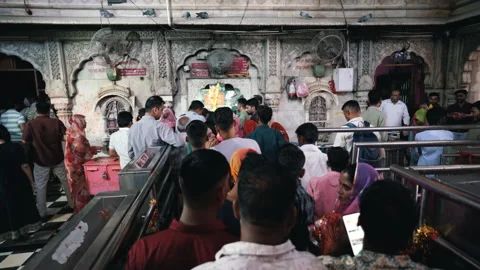 Devotees queuing in line at inner sanctum of Karni Mata Temple India 스톡 동영상 346503075