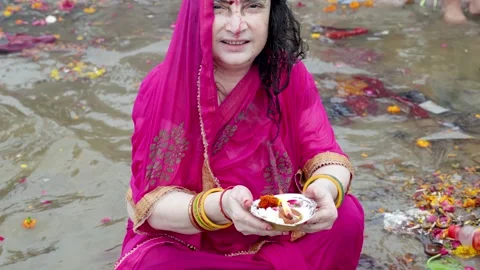 Devotees sacred offerings after sacred bath at triveni sangam at mahakumbh 動画素材 302817246
