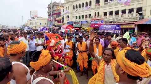 Devotees at Shri jagannath temple singing bhajan in the praise of the lord. Stock Footage 133369649