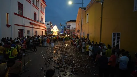 Devotees smash coconuts on the ground as a Thaipusam ritual. Vídeo Stock 318090939