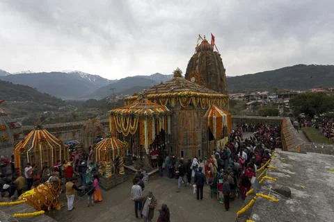 Devotees standing in a queue at Lord Shiva Temple, Baijnath, on the occasion of Foto stock