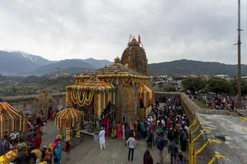 Devotees standing in a queue at Lord Shiva Temple, Baijnath, on the occasion of Stock Photos
