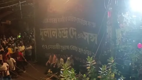 Devotees Stretching to Pull Heavy Somi Chandi Chariot Ropes in Kolkata Festival Vídeos de archivo 333725467