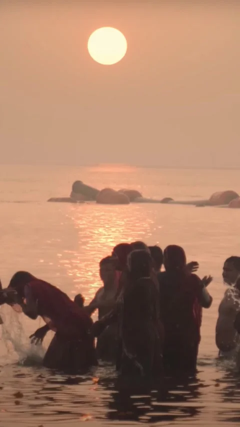 Devotees take a sacred holy dip in Ganga (Vertical). Stock Footage 302906521