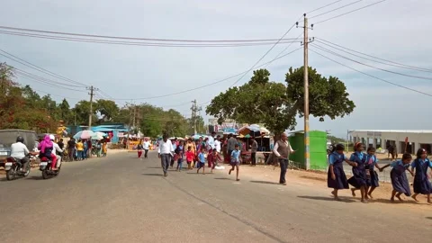 Devotees visit Sri Chamundeshwari Temple, located on Chamundi Hills near Mysore. Stock Footage 130966058