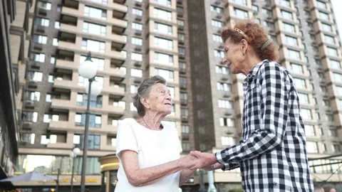 Devotion. Perfect company for stroll in the city. Caregiver, volunteer assistant Vídeos de archivo 145695824