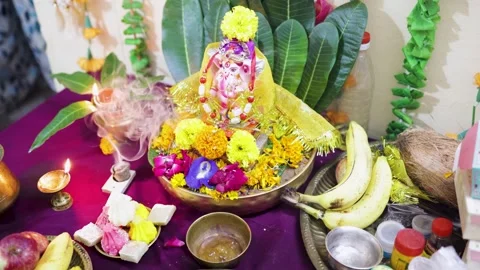 Devotional offering plate with modak fruits and flowers for ganesha 库存影片 335010420
