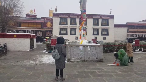A devout Tibetan woman performs a Kora in Lhasa, Tibet Vidéo 152121691
