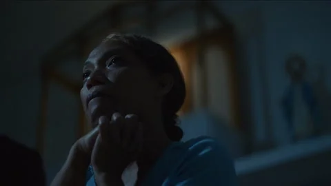 Devout transgender woman praying in the darkness 库存影片 334384053