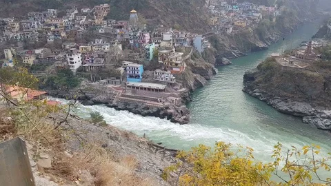 Devprayag the confluence of Alaknanda and Bhagirathi rivers 스톡 동영상 88161587