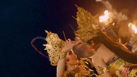 Dewi Sinta performs the Kecak dance in front of male dancers, Bali Vídeos de archivo 261801097