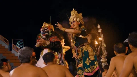 Dewi Sinta performs the Kecak dance in front of male dancers at Uluwatu Temple Vídeos de archivo 261856971