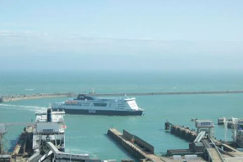 DFDS Cote de Flanders pulling into Berth at the Port of Dover Foto stock