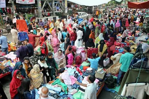  Dhaka Markt für Bekleidung People gathered at a street market to buy wint.. Stock Photos