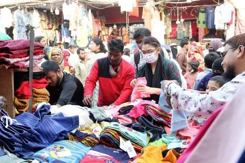  Dhaka Markt für Bekleidung People gathered at a street market to buy wint.. Stock Photos