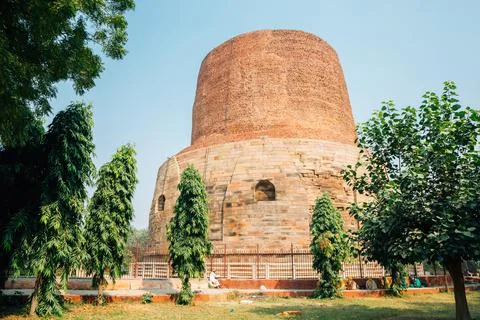 Dhamekh Stupa Sarnath ancient ruins in Varanasi, India Stock Photos