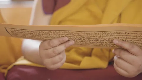 DHARAMSHALA, INDIA - 2026, MAY 26: Hands of Monk Holding Sacred Pecha Scripture Stockbeeldmateriaal 345631908