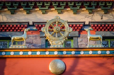Dharmacakra - Wheel of the Dharma and two doe simbol of buddhism, hinduism Stock-Fotos