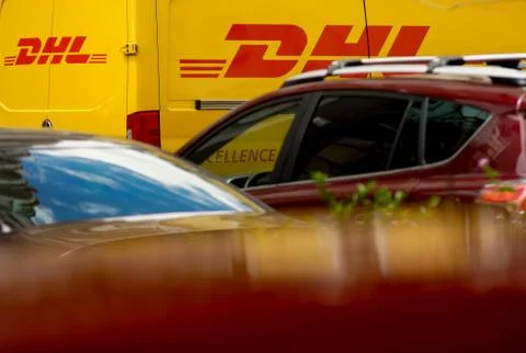 DHL delivery van 库存照片