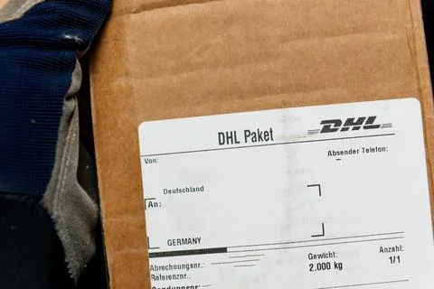 DHL Packet Sticker: Parcel On Time Text with Logo Foto stock