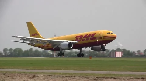 DHL plane landing 스톡 동영상 4892222