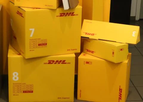 DHL yellow boxes 库存照片