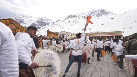 Dhol Beats Creating a Beautiful Aura at Kedarnath Temple Stock-Footage 261005622