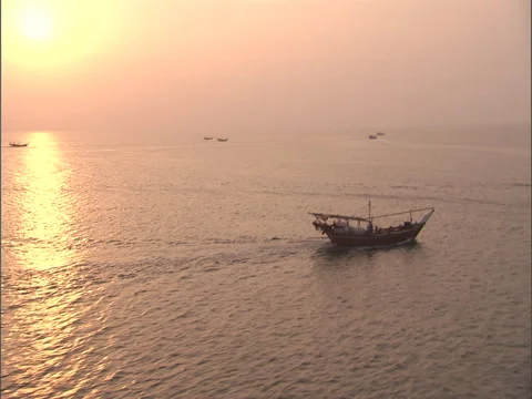 A dhow boat sails on the water. Video stock 46869422