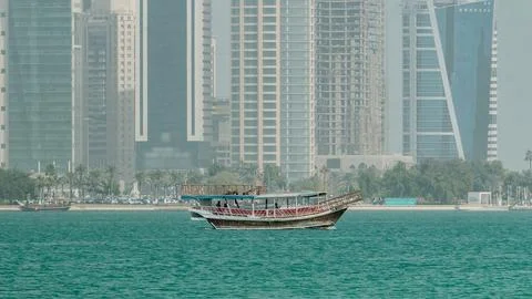 A dhow going to harbour in Doha timelapse, Qatar Fotos de archivo