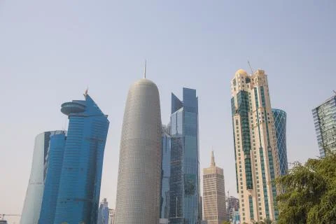 A dhow passes beneath some of the most massive buildings in Doha, Qatar, shortly Fotos de archivo