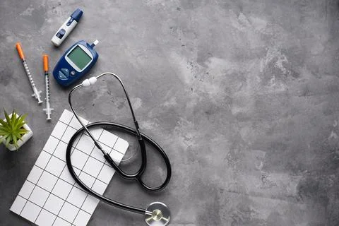 Diabetes concept flat lay. Digital glucometer, lancet pen, stethoscope and sy Foto stock