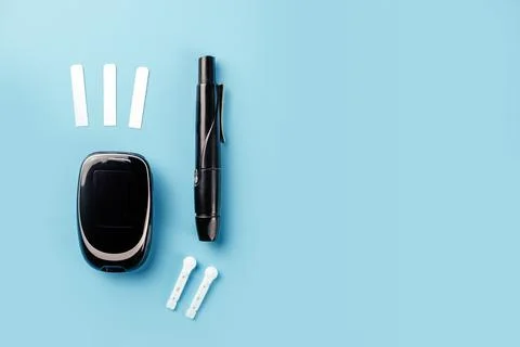 Diabetes testing kit bloos glucose meter, blood test strips and gauge lancets Foto stock