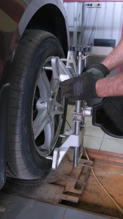 Diagnostics of camber of car wheels. Vertical video Vídeos de archivo 250343062