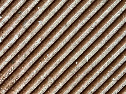 Diagonal Grooved Concrete Surface Texture with Brown and White Stripe Pattern Foto stock