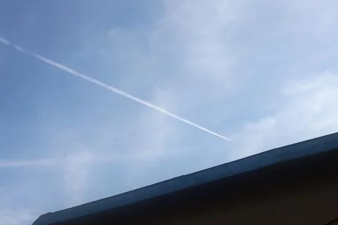 Diagonal Jet Engine Contrail in Clear Blue Sky 库存照片