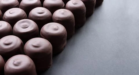 Diagonal rows of chocolate covered marshmallows Stock-Fotos