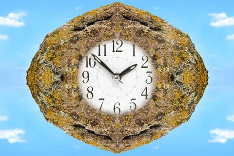 The dial of hours in old moss stone. Stockfoto's