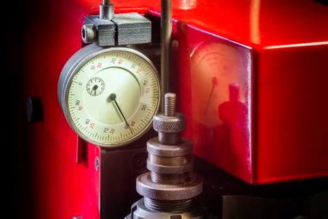 Dial indicator distance meter on a red key copying machine Foto stock