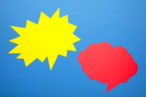 Dialog - two blank speech bubbles on blue backgrounnd Foto stock