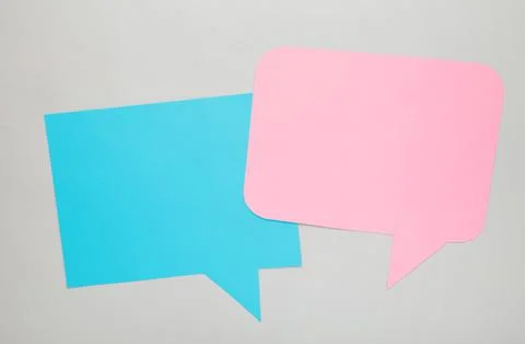 Dialog - two blank speech bubbles on grey backgrounnd Foto stock