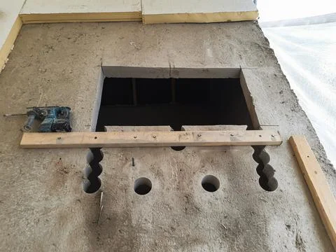 Diamond cutting process creating structural opening in reinforced concrete wa Foto stock