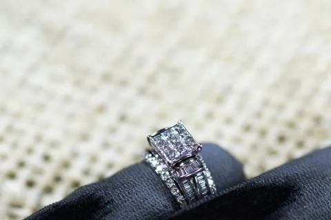 A diamond engagement ring in a box with glint/reflection. Shimmering princess Foto stock