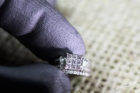 A diamond engagement ring in a box with glint/reflection. Shimmering princess Stock-Fotos